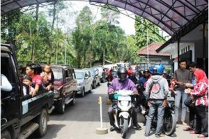 Nampak pengunjung sidomba yang sedang antri membeli tiket masuk
